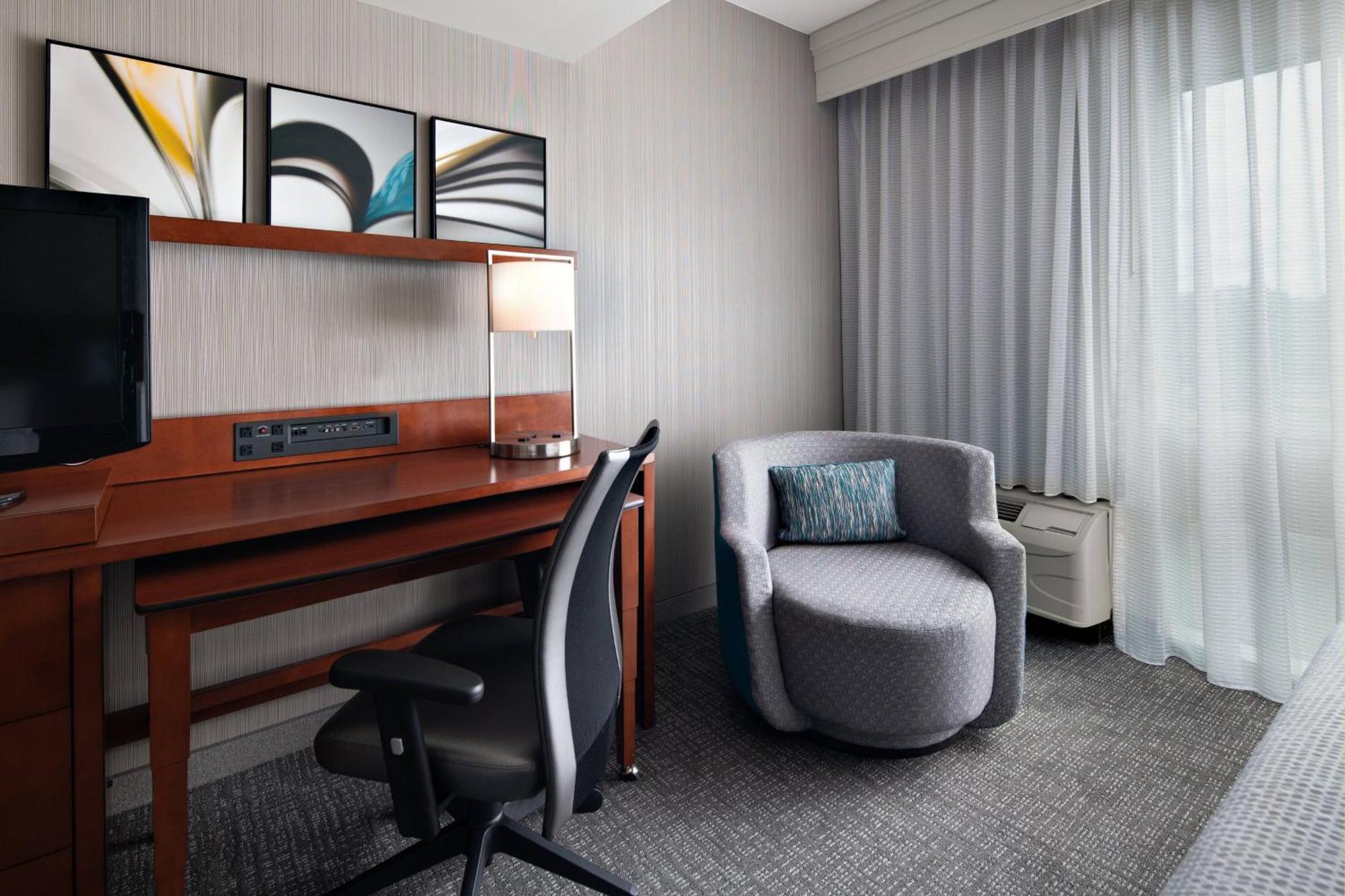 Courtyard By Marriott Raleigh North/Triangle Town Center Hotel Exterior photo